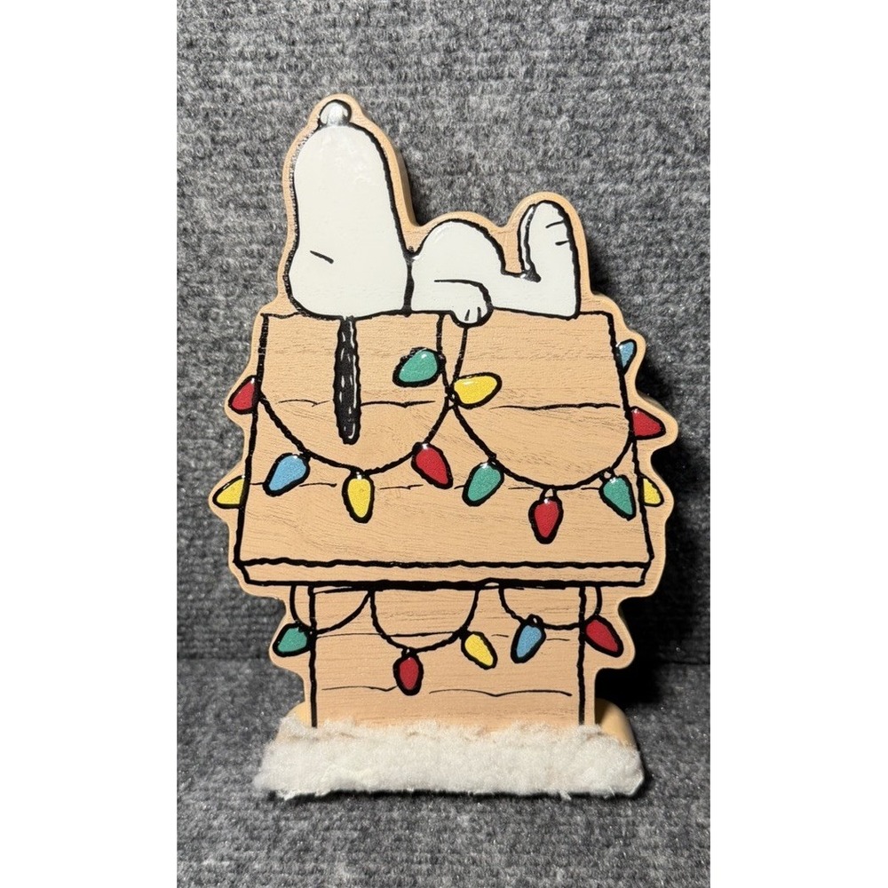 Snoopy Peanuts Wooden Christmas Decor Doghouse Lights Snow Tabletop Decoration